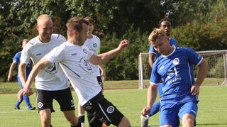 Plankstadts Manuel Tropf (M.) ist ein Aktivposten im Pokalspiel gegen VfL Kurpfalz Neckarau.