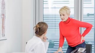 Wer häufiger Rückenschmerzen hat, sollte eine Ärztin aufsuchen.