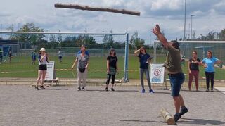 Tossing the Caber – Baumstammwerfen ist eine traditionelle schottische Sportart. Bei den Highland Games ist es schon seit Jahrhunderten fester Bestandteil der urwüchsigen Wettkämpfe.