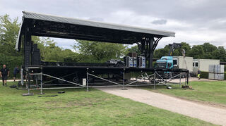 Die Bühne für Musik im Park während des Aufbaus.