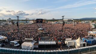Wie viele der 85 000 Besucher des Springsteen-Konzerts feiern hier ohne vorherige Taschenkontrolle?
