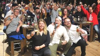 Die Biersommeliers Mareike Hasenbeck (v. l.), Max Spielmann und Malte Brusermann mit ihren Fans am Ende einer launigen Live-Bierprobe im Weldegarten.