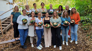 Beim Abschied dabei: Konrektorin Nina Lawrenz (o. v. l.), Julia Senn, Anna-Lea Kehm, Juliane Miller, Sina Gurezka, Christina Weiß, Rektorin Verena Wittemer; Kerstin Könneker (u. v. l.), Steffani Puschnerat, Michelle Kößler, Lilli Vytopil, Emma Schwanke, Rosa Arribas, Sabine Plenz-Ohmann. Die anderen Verabschiedeten waren dienstlich verhindert.