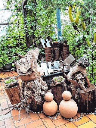 Kombinationen von Holzstämmen, Edel-stahlobjekten und Blumenkübeln standen im Zentrum der Bildenden Kunst der Ver-anstaltung im Künstlerforum.