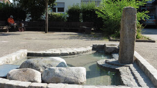 Auf dem früheren Messplatz in der Gartenstraße ist der ertüchtigte Jubiläumsbrunnen wieder in Betrieb.