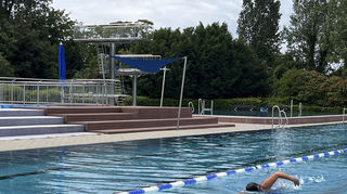 Fast alleine zieht diese Schwimmerin derzeit bei dem wenig einladenden Wetter ihre Bahnen im Ketscher Freibad. Das Sommer-wetter macht gerade offensichtlich ein Pause.