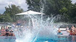 Bei der Arschbomben-Battle des Jugendtreffs wird das Wasser im Freibad sicherlich einmal mehr sehr hoch spritzen.