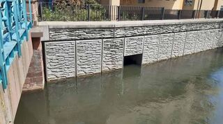 Bei stärkerem Regen drückt es das Wasser, vermischt mit jeder Menge Schmutzfracht, an dieser Stelle in den Kraichbach. Ein paar Meter weiter, auf der anderen Seite der Brücke lassen sich die Folgen längs des Weges erkennen. Nicht immer zur puren Freude.