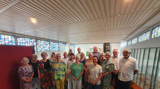 30 Jahre Dirigent beim Kirchenchor – die Sängerinnen und Sänger freuen sich mit ihrem Dirigenten Arno Nützel (Fünfter v. r.) und feiern mit ihm gemeinsam im Gottesdienst.