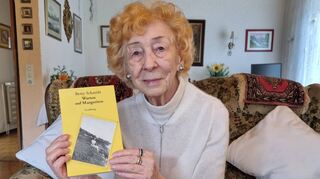 Betty Schmidt präsentiert eine Ausgabe der ersten und leider einzigen Auflage ihres Buches „Warten auf Margeriten“.