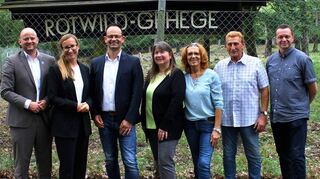 Bürgermeister Pascal Seidel (v. l.), Tina Argento und Andreas Stampfer von Netze BW, die Vorsitzende des Förderkreises Ulrike Krause, ihre Stellvertreterin Gerlinde Welter sowie die Vereinsmitglieder Helmut Welter und Christian Zimmermann freuen sich über die Spende.