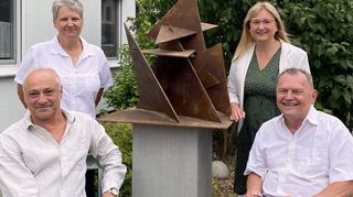 Im Vorgarten des Anwesens von Roland Geschwill und Martina Nieswandt steht ein Holocaust-Mahnmal des Künstlers Mátyás G. Terebesi (l.). Bei der Einweihung war auch Bürgermeisterin Patricia Rebmann (2. v. r.) dabei.