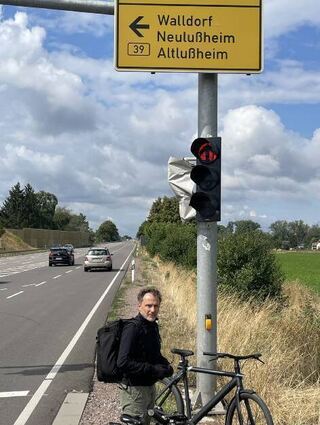 Vor der Salierbrücke: Hinter der Ampel mit Plastiküberzug fehlt der Radweg.