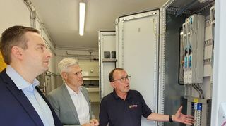 Feuerwehrkommandant Walter Leschinski (v. r.) erläutert Bürgermeister Matthias Steffan und Josef Kanders vom BBK die Technik des Notstromaggregats.