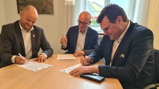 Bürgermeister Pascal Seidel, Oberbürgermeister René Pöltl und Bürgermeister Nils Drescher bei der Unterzeichnung der Vereinbarung.