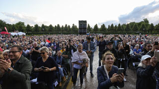 Der Boden ist vom vielen Regen noch aufgeweicht - doch die Zuschauer haben Glück. Pünktlich zum Konzert klart es auf.