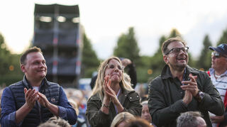 Nicht alle Fans hält es auf den Stühlen.