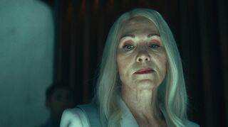 Iris Berben als Sophie Theissen in einer Szene des Mysterythrillers „Paradise“. Der Thriller startete Ende Juli bei Netflix.