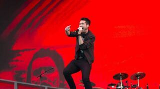 Sänger Dan Smith (links) ist bei Bastille für die Show zuständig, unser Interviewpartner Christopher Wood spielt Schlagzeug.