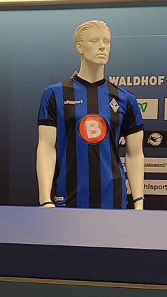 Das Waldhof-Trikot für die kommende Saison mit dem neuen Haupsponsor.