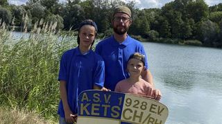 Der erste Jugendprinz Yannik (v.l.) mit seinem Vater Christian, der diesmal dritter Prinz geworden ist, und mit Bruder Noah beim idyllischen Ketscher Anglersee.