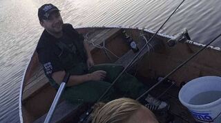 Schöne Erinnerung aus früheren Tagen: Michael Panthen (Fischerkönig 2015) mit Manuel Krieger in einem Boot.