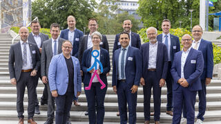 Staatssekretärin Elke Zimmer im Gruppenbild mit Vertretern der ausgewählten Gemeinden und Städten.