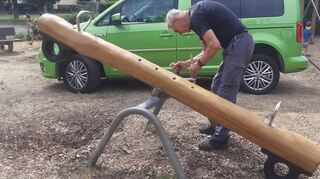 Austausch: Seniorchef Helmut Wissmeier von Wissmeier Spielplatzgeräte baut die neue Wippe persönlich auf.