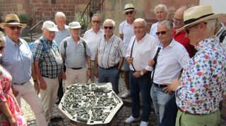 Die Gruppe begutachtet beim Stadtrundgang die Darstellung des alten Wachenheimer Stadtkerns.