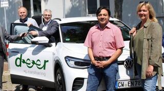 2022: FWV-Gemeinderat Friedbert Blaschke (v. l.), Axel Müller (Grüne), Rudolf-Irmar Zahorka, Hubertus Zahn, Bürgermeister Uwe Grempels, Richard Schmitt (SPD) und Ines Schweickert (CDU) mit dem E-Carsharing-Pkw.