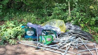 Bierkisten mit leeren Flaschen – wohlgemerkt bares Geld, wenn man das Pfand bedenkt – Stangen eines Partyzeltes und mehr Unrat, der auf „Partyvergnügen“ hinweist, wurden einfach im Wald abgeladen.