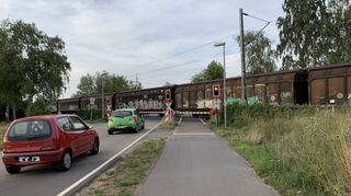 Langes Warten am Bahnübergang: Für die Plankstadter Liste würde der Abbau der schienengleichen Übergänge am Grenzhöfer Weg eine große Entlastung darstellen.