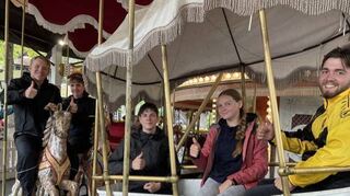 Auf der historischen „Reitschule“ werden auch Erwachsene zu Kindern. Die Teilnehmer der TVE-Fahrt in den Holiday-Park hat viel Spaß gemacht.