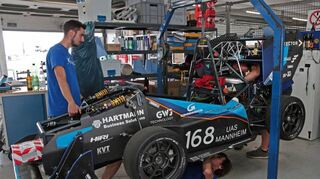 Die Schrauber am Werk: Fabian Lätzsch (v.l.), Thomas Uth (unterm Fahrzeug) und Paul Hofmann vom Team „Delta Racing Hochschule Mannheim“ waren hier im vergangenen Jahr zugange.