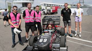 Sie traten bei der Formula Student Germany 2022 an: Nils Starbaty (v.l.), Holger Adams, Marek Milker, Matteo Schäfer (Fahrer), Johannes Neuhaus und Anne Lederer vom Team „Cure DHBW 69“ aus Mannheim.