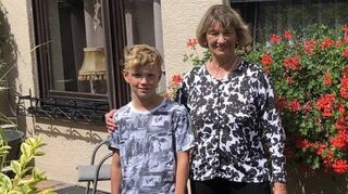 Rose Geiß und ihr Enkel Felix genießen die Stunden im Garten – für sie ist dessen Pflege auch keine Arbeit, sondern echte Erholung.