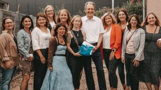 Zum Geburtstag gratuliert Bürgermeister Dr. Ralf Göck den Mitgliedern des „Sami´s Kangoo Club Rhein-Neckar“, die regelmäßig im Rot-Kreuz-Heim trainieren.