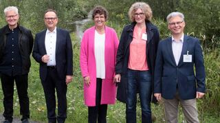 Biologe Uwe Heidenreich (v. l.), Bürgermeister Thomas Jakob-Lichtenberg, Regierungspräsidentin Sylvia M. Felder sowie Silke Tänzel und Andreas Heuser vom Regierungspräsidium sind mit der Entwicklung des HÖP-Geländes zufrieden.