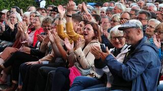 Das Publikum ist vom ersten Takt an begeistert dabei – die Songs kennt hier jeder und dazu noch manches andere Detail aus der 1980er Jahren.
