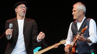 Shake it, Baby! Dominik Steegmüller (l.) lebt Musik – und das zeigt er auch, angetrieben von Leadgitarrist Klaus-Peter Schöpfer.