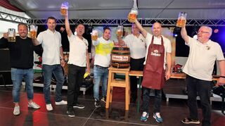 Auf ein fantastisches 70. Ketscher Backfischfest! Dennis Kastner (v. l.), Gebietsverkaufsleiter der Rothaus Brauerei, Festzelt-betreiber Stephan Finke, Claus Heim, Geschäftsführer der Ketscher Backfischfest GmbH, Jan Futterer vom Gastroservice Mack, Manfred Fritscher, Geschäftsführer der Ketscher Backfischfest GmbH, Ketschs Bürgermeister und Schirmherr Timo Wangler sowie Günter Perner, Vorsitzender des Angelsportvereins 1928 Ketsch, heben gemeinsam die Humpen.