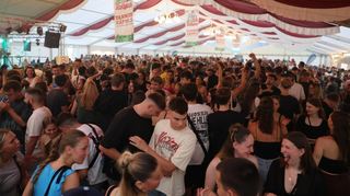 Der Eröffnungsabend im Festzelt: Es ist bumsvoll! Das Konzept von Wirt Stephan Finke ist aufgegangen: Kommt Radspitz, kommen Massen!