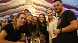 Diese Partygäste sind prima drauf.