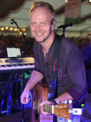 Dirk Pandura an der Gitarre hatte mega Spaß, vor solch einer Partymeute zu spielen.