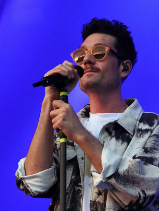 Front-Sänger Dan Smith begeistert mit spektakulärer Performance.