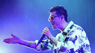 Dan Smith singt seine berühmten Songs im Schlossgarten von Schwetzingen.