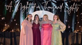 Prom, der Abschlussball am Ende eines Highschool-Jahres, ist für die Elftklässler (Juniors) und die Abschlussjahrgänge (Seniors, 12. Klasse) ein Highlight ihrer Schulzeit: Morgan (v. l.), Anthea, Gia und Abby haben sich dafür in Schale geworden.