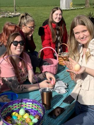 Ostern wird in den USA ähnlich gefeiert wie in Deutschland – Eier bemalen und suchen. Anthea (4. v. l.) erlebt das mit Familie Hudson (v. l.), Megan, Alice und Jamie.