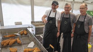 Die Fischbäcker haben an den Fritteusen gut zu tun, um die Nachfrage zu decken.