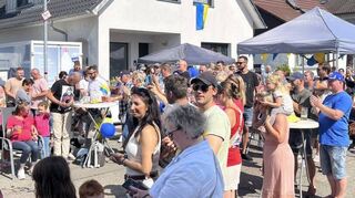 Die Partymeile vor dem Haus der Familie Krieger: Über 150 Gäste sind gekommen, um zur Musik der Ketscher Hewwlguggler den neuen Fischerkönig zu feiern. Die Straße wurde dafür gesperrt.